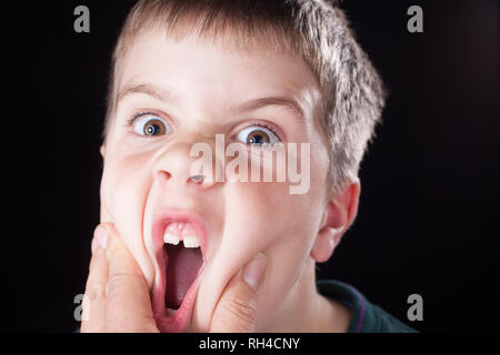 Studio Aufnahmen von jungen Jungen mit kurze braune Haare, trug grüner Jumper Stockfoto