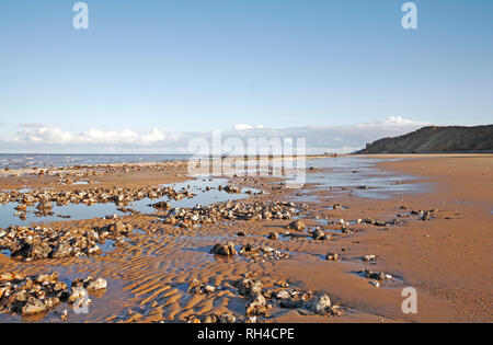 Ein Blick entlang der Strand bei Ebbe in Richtung Cromer in North Norfolk aus West Runton, Norfolk, England, Vereinigtes Königreich, Europa. Stockfoto