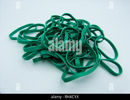 Stapel von Green Rubber Bands auf einem weißen Tisch Stockfoto