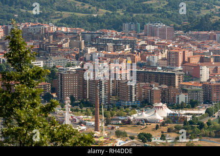 Blick über Teile der Stadt Bilbao mit Zirkus und ein Vergnügungspark im Vordergrund. Stockfoto