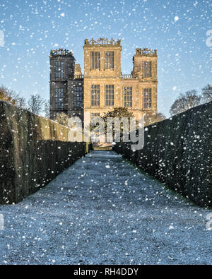 Hardwick Hall in Derbyshire, ist ein elisabethanisches Herrenhaus. Zwischen 1590 und 1597 für die gewaltige Bess von Hardwick erbaut, wurde es von der konzipiert Stockfoto