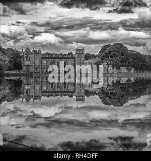 Sturmwolken über Newstead Abbey, in Nottinghamshire England. Stockfoto