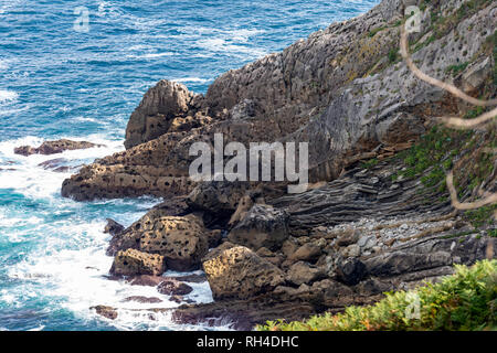 Holey Felsformation an der Küste in der Nähe von San Sebastian Stockfoto