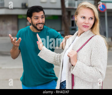 Paar ist Streit wegen der Meinungsverschiedenheiten zwischen ihnen im Park. Stockfoto