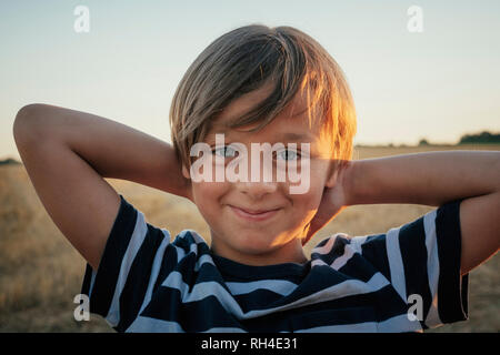 Portrait zuversichtlich Junge mit Hände hinter den Kopf Stockfoto