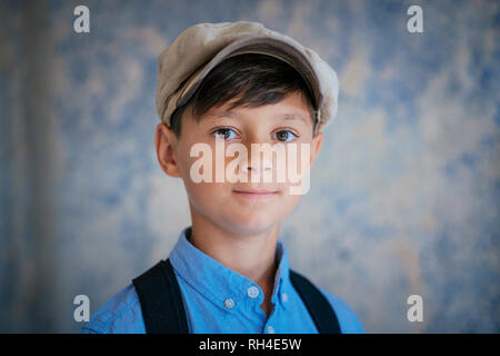 Portrait zuversichtlich Junge tragen Cap Stockfoto