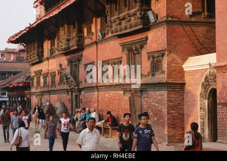 Einheimische Fräsen außerhalb der 55 Windows Palace in Durbar Square, Bhaktapur, Tal von Kathmandu, Nepal Stockfoto