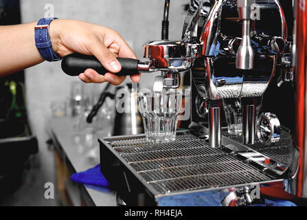 Nahaufnahme der Barista die Zubereitung von Kaffee im Café Stockfoto