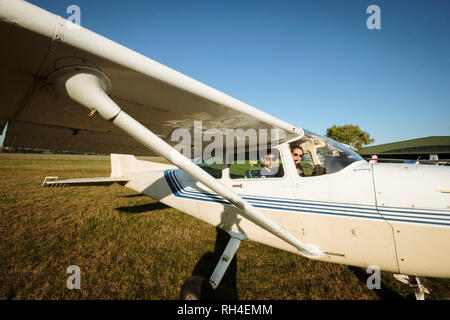 Vater und Sohn in kleinen Flugzeug im sonnigen Bereich Stockfoto