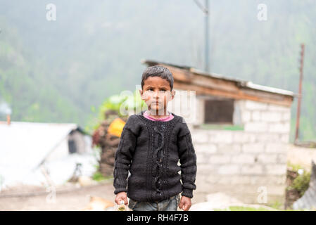 Kullu, Himachal Pradesh, Indien - 31. August 2018: Portrait von himachali Junge in der Nähe von seinem Haus in Himalaya, Indien Stockfoto