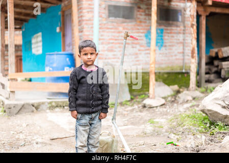 Kullu, Himachal Pradesh, Indien - 31. August 2018: Portrait von himachali Junge in der Nähe von seinem Haus in Himalaya, Indien Stockfoto