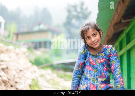 Kullu, Himachal Pradesh, Indien - 31. August 2018: Portrait von himachali Mädchen in der Nähe von Ihrem Haus in Himalaya, Indien Stockfoto