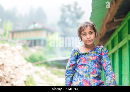 Kullu, Himachal Pradesh, Indien - 31. August 2018: Portrait von himachali Mädchen in der Nähe von Ihrem Haus in Himalaya, Indien Stockfoto