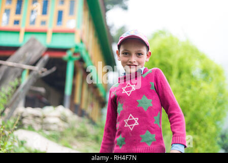 Kullu, Himachal Pradesh, Indien - 31. August 2018: Portrait von himachali Junge in der Nähe von seinem Haus in Himalaya, Indien Stockfoto