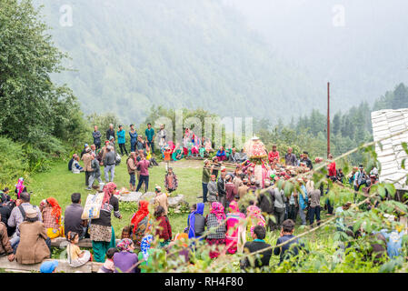 Kullu, Himachal Pradesh, Indien - 31. August 2018: Vorbereitung einer Schrein zu lokalen Gott für die jährliche Dusshera-Festival, Indien gewidmet Stockfoto