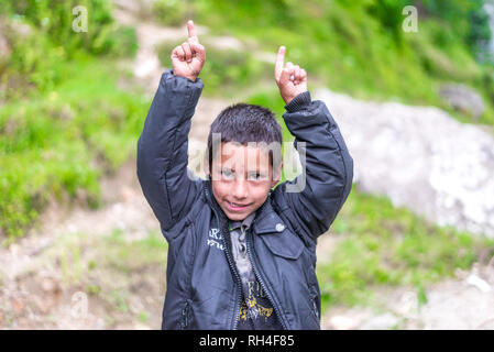 Kullu, Himachal Pradesh, Indien - 31. August 2018: Portrait von himachali Junge in der Nähe von seinem Haus in Himalaya, Indien Stockfoto