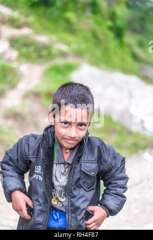 Kullu, Himachal Pradesh, Indien - 31. August 2018: Portrait von himachali Junge in der Nähe von seinem Haus in Himalaya, Indien Stockfoto