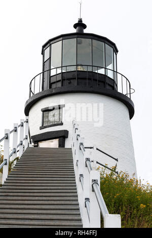 Sie suchen den Treppen zu Owls Head Lighthouse mit den Himmel im Nebel auf der Maine Küste bedeckt. Stockfoto