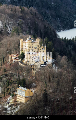 SCHWANGAU, Deutschland - Dezember 2018: Winter Blick auf das Schloss Hohenschwangau in der Nähe der bayerischen Stadt Füssen. Vertikale Ausrichtung. Stockfoto