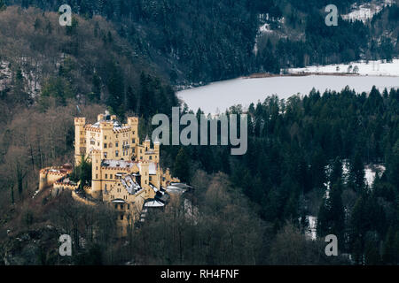 SCHWANGAU, Deutschland - Dezember 2018: Winter Blick auf das Schloss Hohenschwangau in der Nähe der bayerischen Stadt Füssen. Stockfoto