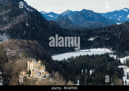 SCHWANGAU, Deutschland - Dezember 2018: Winter Blick auf das Schloss Hohenschwangau in der Nähe der bayerischen Stadt Füssen. Stockfoto