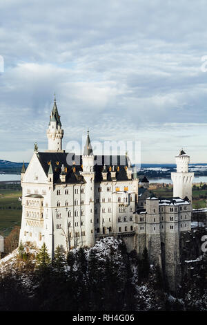 SCHWANGAU, Deutschland - Dezember 2018: Winter Blick über das Schloss Neuschwanstein in der Nähe der bayerischen Stadt Füssen. Vertikale Ausrichtung. Stockfoto