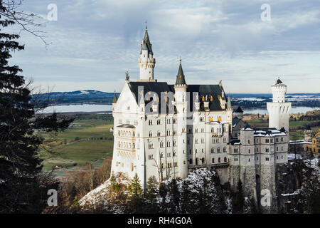 SCHWANGAU, Deutschland - Dezember 2018: Winter Blick über das Schloss Neuschwanstein in der Nähe der bayerischen Stadt Füssen. Stockfoto