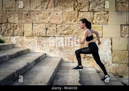 Passende Frau, Schritte außerhalb Stockfoto