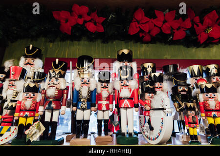 INNSBRUCK, ÖSTERREICH - Dezember 2018: Holzspielzeug Nussknacker auf dem Regal von Tirol Handwerk Weihnachten Shop. Stockfoto