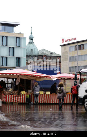 Kaiserslautern, Deutschland - 26. Januar 2019: Besucher auf dem Markt in Kaiserslautern machen Wochenende einkaufen bei Obst und Gemüse Stände am 26. Januar Stockfoto