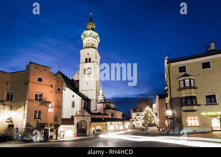 HALL in Tirol, Österreich - Dezember 2018: die Nacht, die den Ausblick auf die Stadt Altstadt. Stockfoto