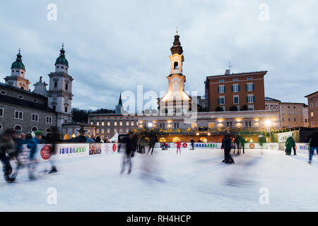 SALZBURG, Österreich - Dezember 2018: Menschen Schlittschuhlaufen auf der Eisbahn in der Altstadt Weihnachtsmarkt. Stockfoto