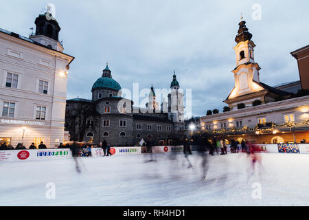 SALZBURG, Österreich - Dezember 2018: Menschen Schlittschuhlaufen auf der Eisbahn in der Altstadt Weihnachtsmarkt. Stockfoto