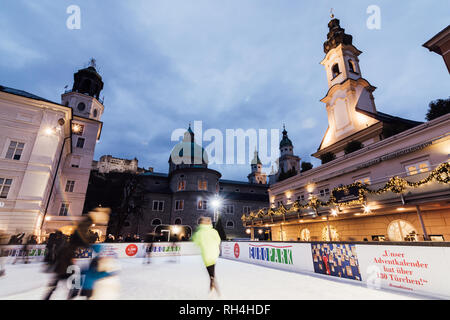 SALZBURG, Österreich - Dezember 2018: Menschen Schlittschuhlaufen auf der Eisbahn in der Altstadt Weihnachtsmarkt. Stockfoto