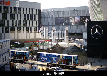 Berlin, Deutschland - November 06, 2018: Lkw mit Mucialwerbung und Baufahrzeuge von einer Baustelle und Fußgänger sind vor Merced Stockfoto