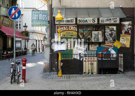 Mehrere alte Schilder an den Zutritt eines Basement Bar in der Altstadt Stockfoto