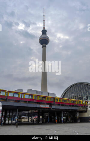 Berliner Fernsehturm und U-Bahn. Zum Alexanderplatz. Stockfoto