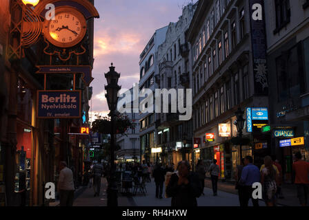 Vaci utca in Budapest bei Nacht Stockfoto