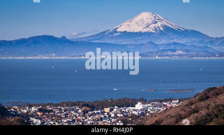 Mount Fuji als Über von Sagami Bay in der Nähe von Hayama, Japan gesehen. Stockfoto