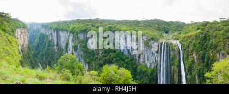 Schöne Landschaft von Canyon Itaimbezinho und grünen Regenwald, Cambara do Sul, Rio Grande do Sul, Brasilien Stockfoto