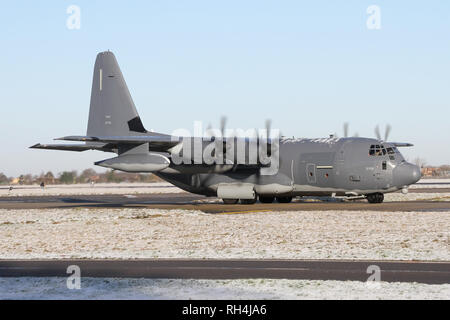 352 Special Operations Wing MC-130J Rollen für die Abreise nach dem Enteisen an RAF Mildenhall an einem kalten und frostigen Morgen. Stockfoto