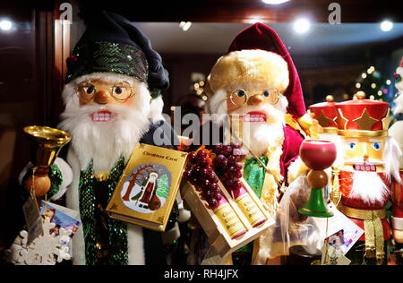 Wilton, CT USA. Nov 2018. Cute Santa Nussknacker Figuren auf einem Kamin Mantel an einem netten Lokalen Weihnachten Thema speichern. Stockfoto