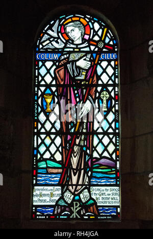 Das wunderschöne Buntglasfenster zu Ehren von Colum Cille oder Saint Columba, die das Christentum in Schottland verbreiteten und die Abtei von Iona gründeten. Stockfoto