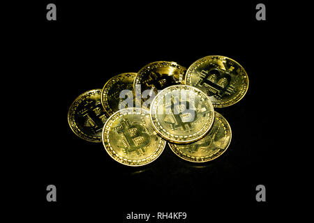 Golden bitcoin cryptocurrency in dunklen Hintergrund Stockfoto