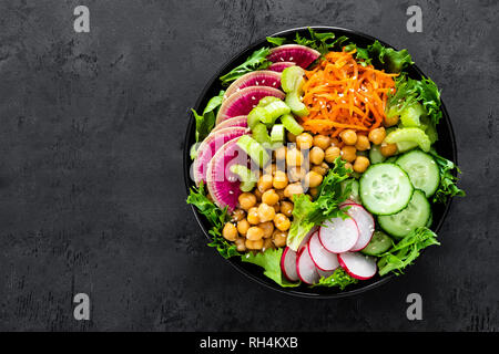 Buddha Schüssel Salat mit frischen Gurken, Sellerie, Wassermelone, Ölrettich, rohe Karotte, Salat, Radieschen und Kichererbsen zum Mittagessen. Gesunde vegetarische Nahrung. Vegan v Stockfoto