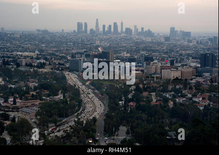 Überblick über Hollywood und Downtown Los Angeles in Abstand. bei Sonnenuntergang. Stockfoto