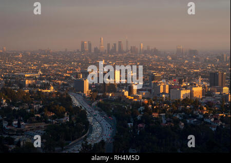 Blick auf Hollywood, Downtown Los Angeles in den Abstand durch smoggy Himmel bei Sonnenuntergang. Stockfoto