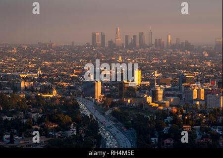 Blick auf Hollywood, Downtown Los Angeles im Abstand bei Sonnenuntergang. Stockfoto