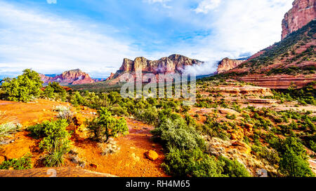 Die roten Felsen von Twin Buttes und die in Munds Bergkette in der Nähe von Sedona in Arizona im Coconino National Forest, USA Stockfoto
