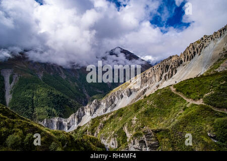 Weg zum Tilicho Base Camp, die schneebedeckten Gipfel der Annapurna in Wolken in der Ferne Stockfoto